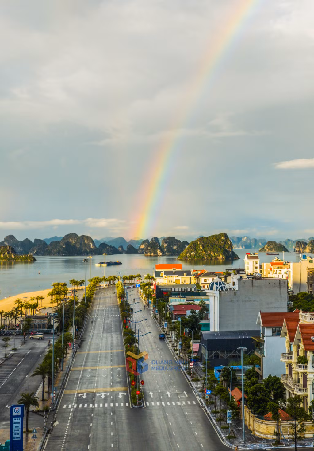 Buổi sớm sắc cầu vồng bất ngờ hiện lên trên nền biển trời khiến du khách say mê