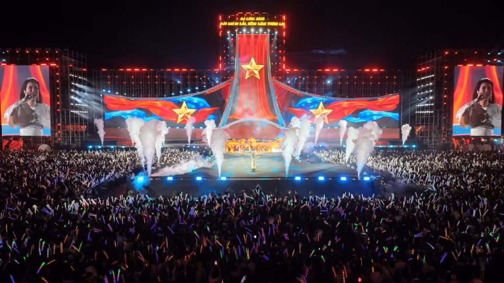 The main stage was equipped with state-of-the-art sound, lighting, smoke, and pyrotechnic systems, creating stunning visual effects that enthralled the audience.