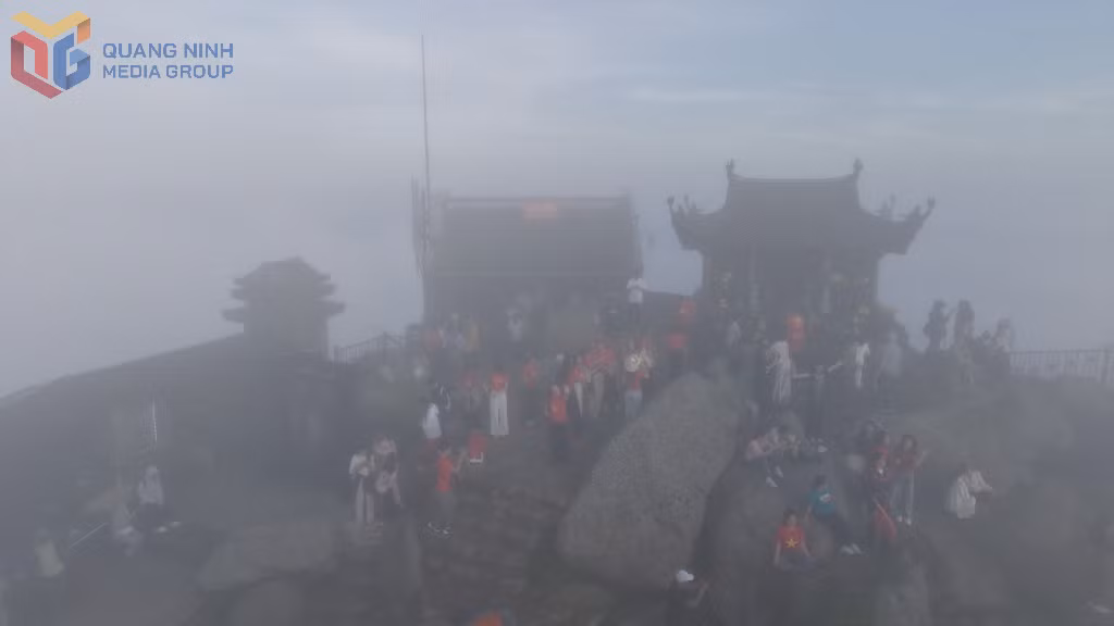 Người dân và du khách hoà cùng mây trời trên đỉnh chùa Đồng.