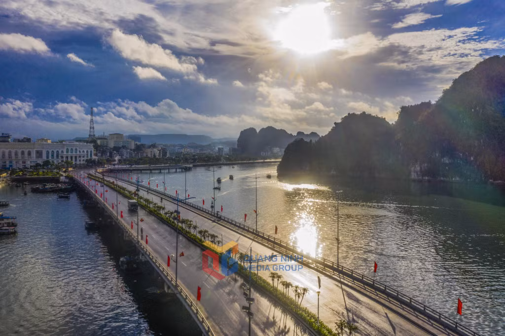 Bình minh bên cầu Bao Biển, núi Bài Thơ như thức giấc giữa làn sương sớm.