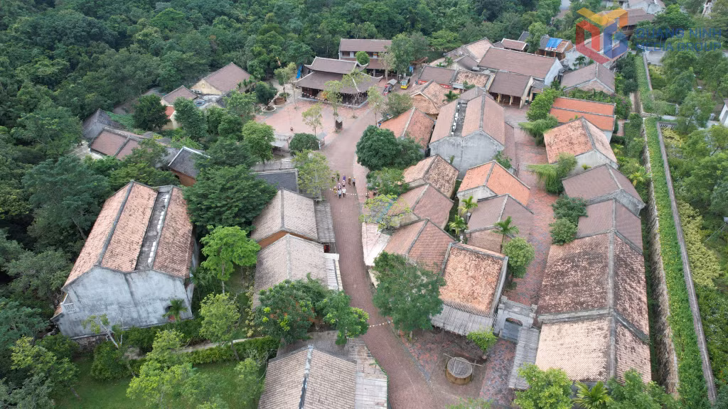 The Nuong nillage at the foot of Yen Tu appears serene and pristine during the autumn and winter seasons.