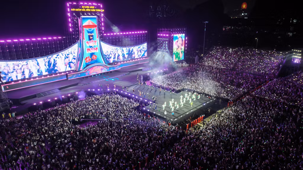 The grand music concert on the shores of Ha Long Bay attracted an audience of 30,000 spectators.