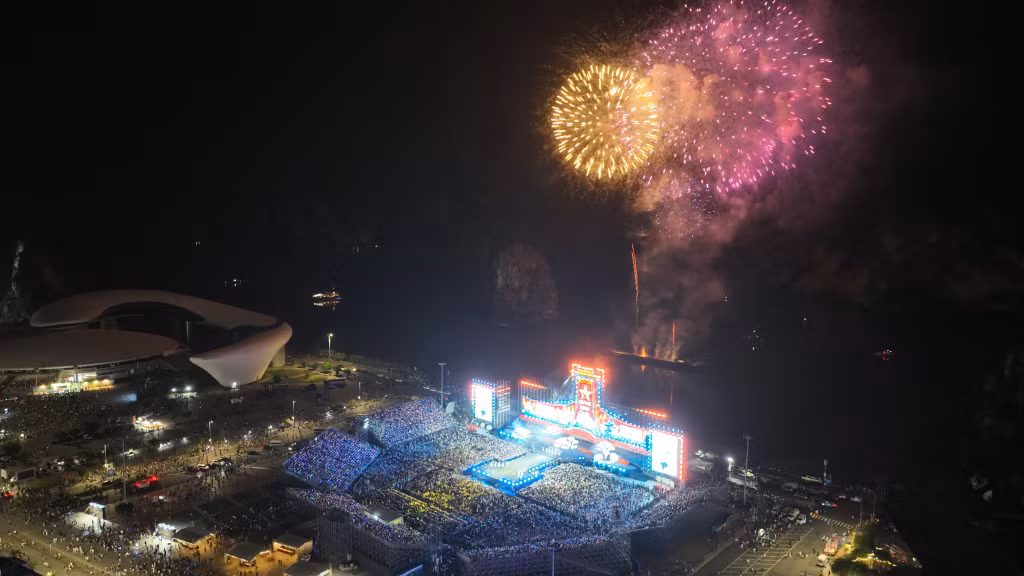 Fireworks and music together illuminated the World Natural Heritage - the magnificent Ha Long Bay.
