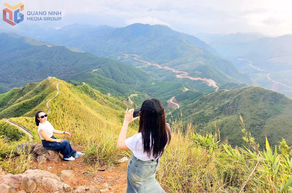 “Dinosaur spine” ridge and many other magnificent landscapes rich in cultural colors make Hoanh Mo an exceptional destination that draws a growing number of visitors.
