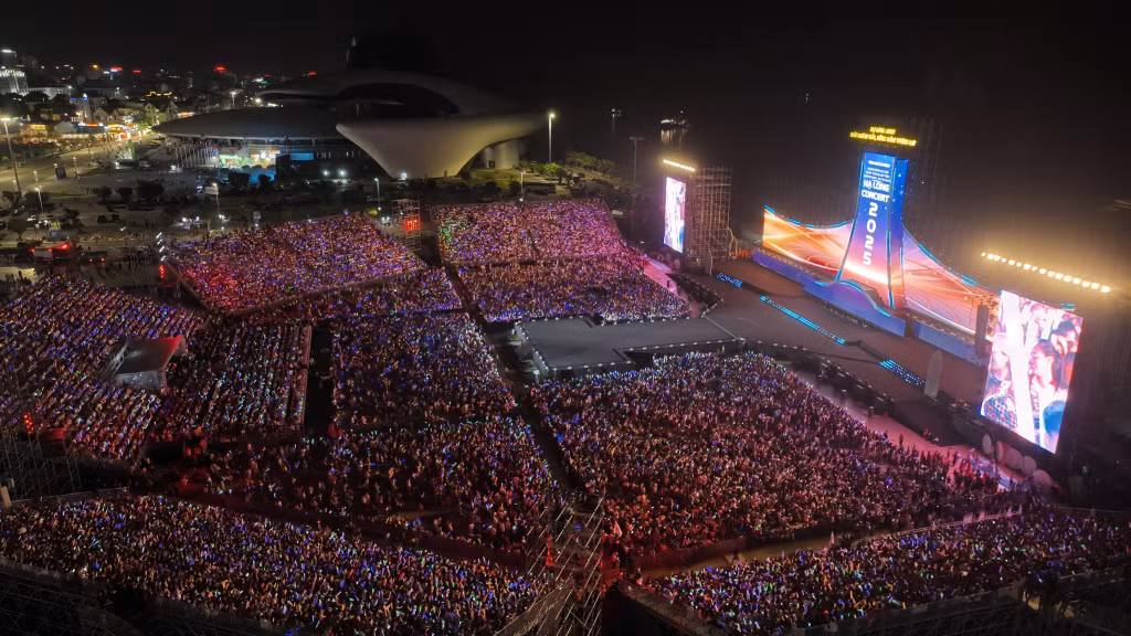 The panoramic view of the Ha Long Concert 2025 stage and stands revealed a scene of sheer magnificence.
