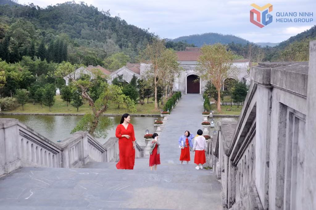 Visitors who love to experience the tranquil beauty of Yen Tu often choose to come here during the autumn and winter seasons.