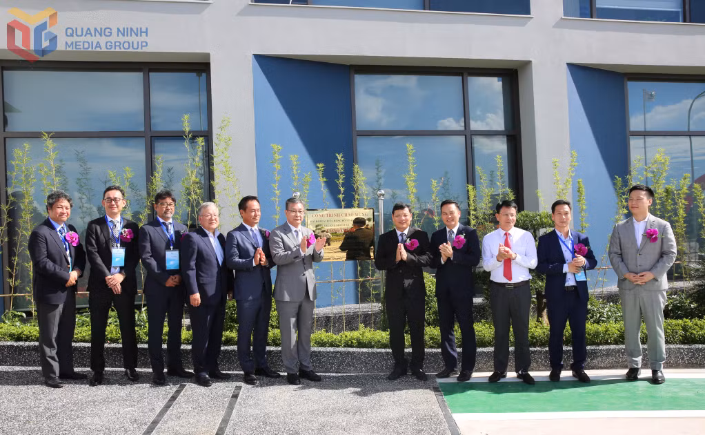 Gắn biển chào mừng Đại hội Đảng bộ tỉnh Quảng Ninh lần thứ XVI, nhiệm kỳ 2025-2030.
