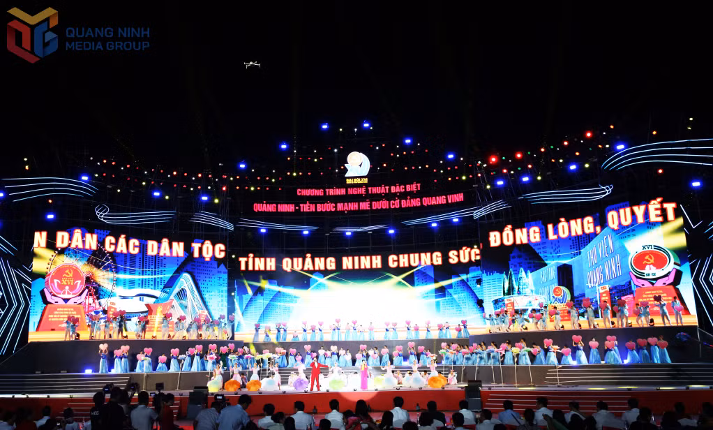 Singers Hoang Bach, Pham Thuy Dung, Tuan Anh, together with the dance troupe, concluded the program with the song ‘Vietnam, Spring has come".