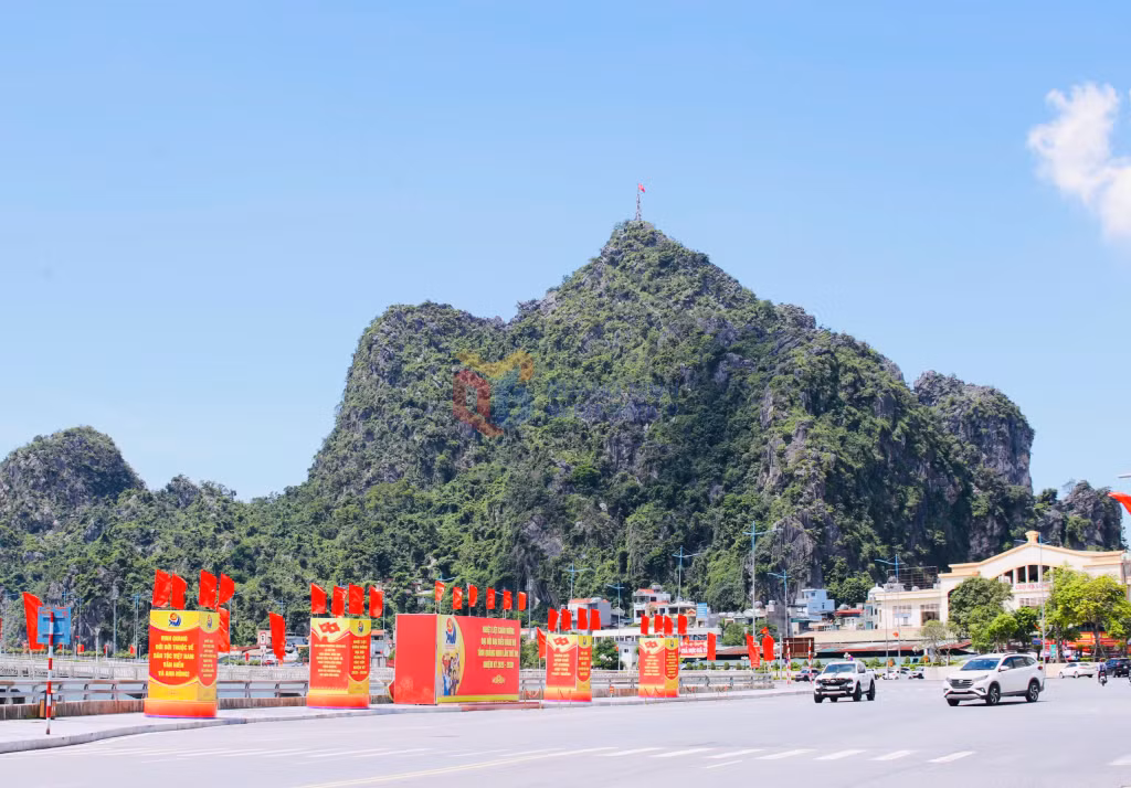 Along the coastal road in Hong Gai ward, large panels have been installed to welcome the congress.
