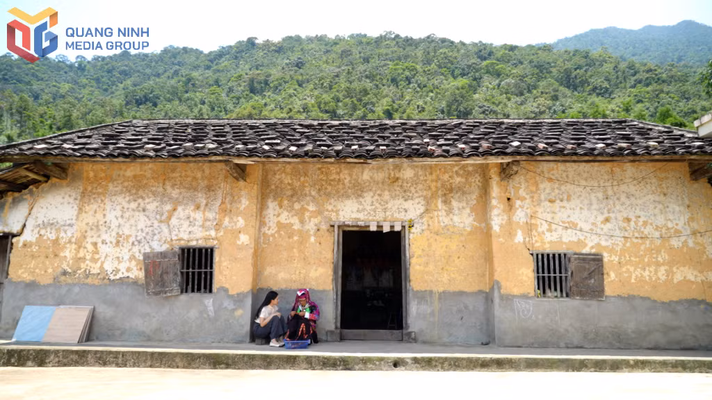 Artisan Chiu Thi Lan and her traditional house