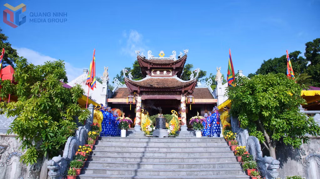 The Cua Ong temple festival is held annually on the 3rd-4th days of the 2nd lunar month and the 3rd-4th days of the 8th lunar month.