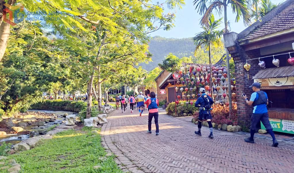 Beyond cultural and artistic activities, vibrant sporting events also offer visitors a unique way to experience Yen Tu.