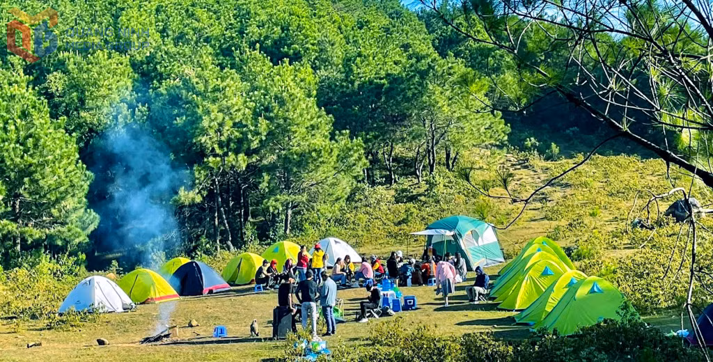 Along the way, there are plenty of perfect spots to camp, rest, and relax with friends while taking in the stunning mid-mountain scenery.
