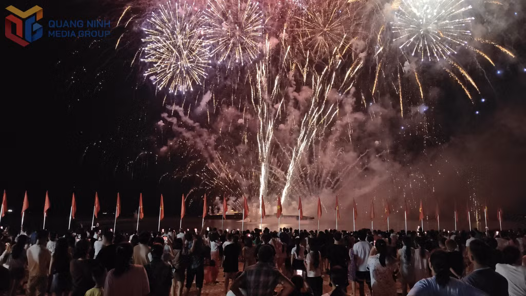 Launched in July 2025, the fireworks program organized by Ha Long Sun Co., Ltd. has become a unique and captivating tourism product, drawing large crowds of visitors.