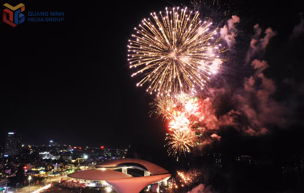 A spectacular fireworks display marked the success of the 16th Quang Ninh provincial Party Congress, symbolizing the determination of the Provincial Party Committee, government, and people of all ethnic groups to join forces in advancing comprehensive renewal, fostering rapid and sustainable development, and building a prosperous, civilized, modern, and happy Quang Ninh, with the goal of becoming a centrally governed city before 2030.