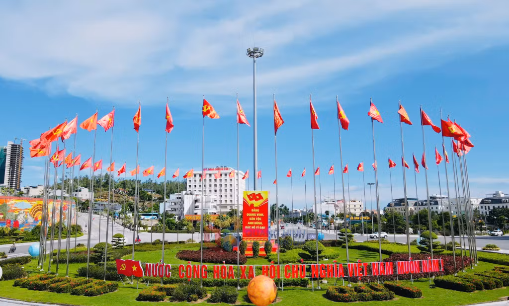 The gateways, roundabouts, and traffic intersections across the province are all immersed in the vibrant red of flags and flowers.