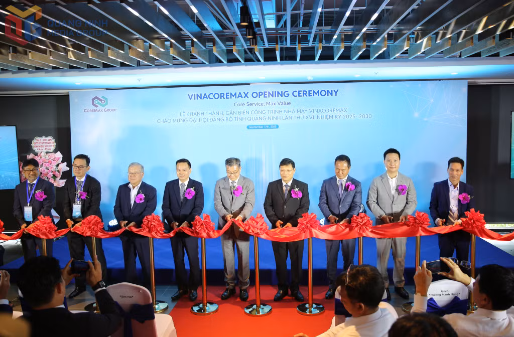 Delegates performed the ribbon-cutting ceremony to inaugurate the 1st phase of the Vina CoreMax Vietnam Plant.