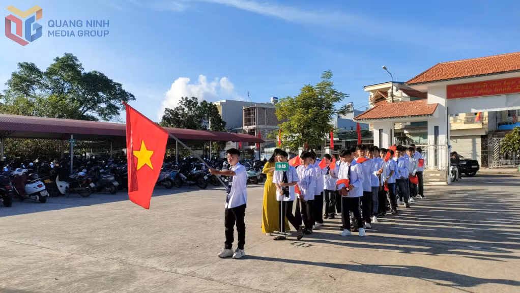 Students of the Tien Yen Center for vocational education and continuing education excitedly joined the school opening ceremony. Photo: Xuan Thao (CTV)