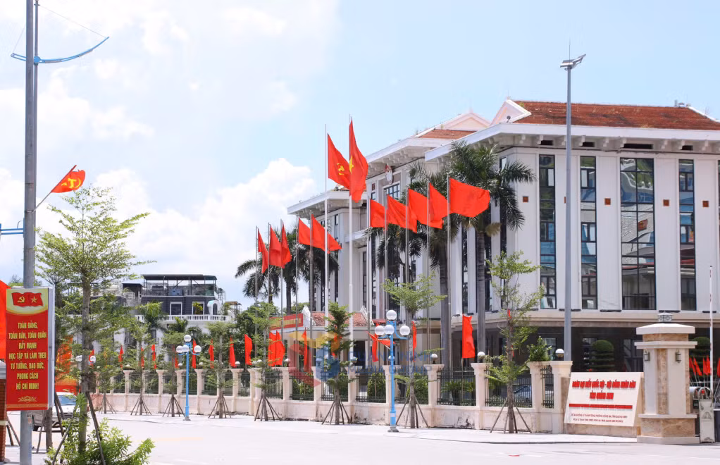 Decorations celebrating the provincial Party Congress have been set up in front of the headquarters of the provincial National Assembly Delegation and People’s Council.