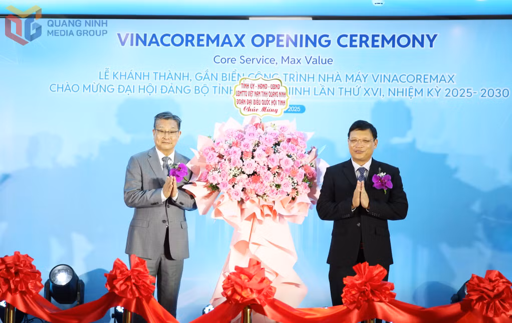 Đồng chí Nghiêm Xuân Cường, Phó Chủ tịch HĐND tỉnh tặng hoa chúc mừng Chủ đầu tư (Tập đoàn CoreMax).
