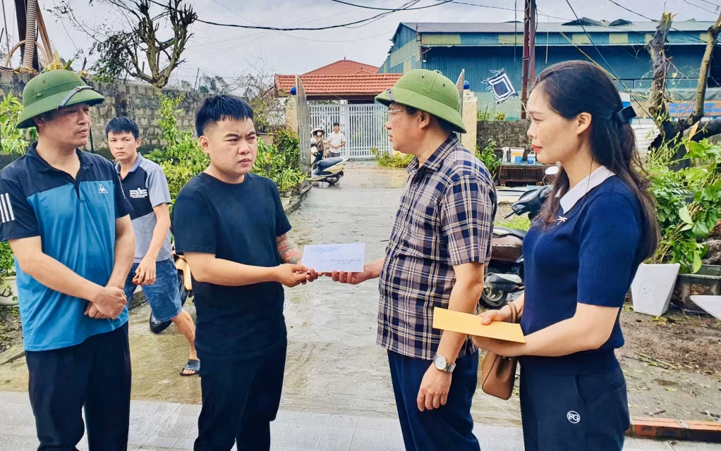 Lãnh đạo TP Hạ Long hỏi thăm, động viên những gia đình thiệt hại nặng nề do cơn bão số 3 gây ra.