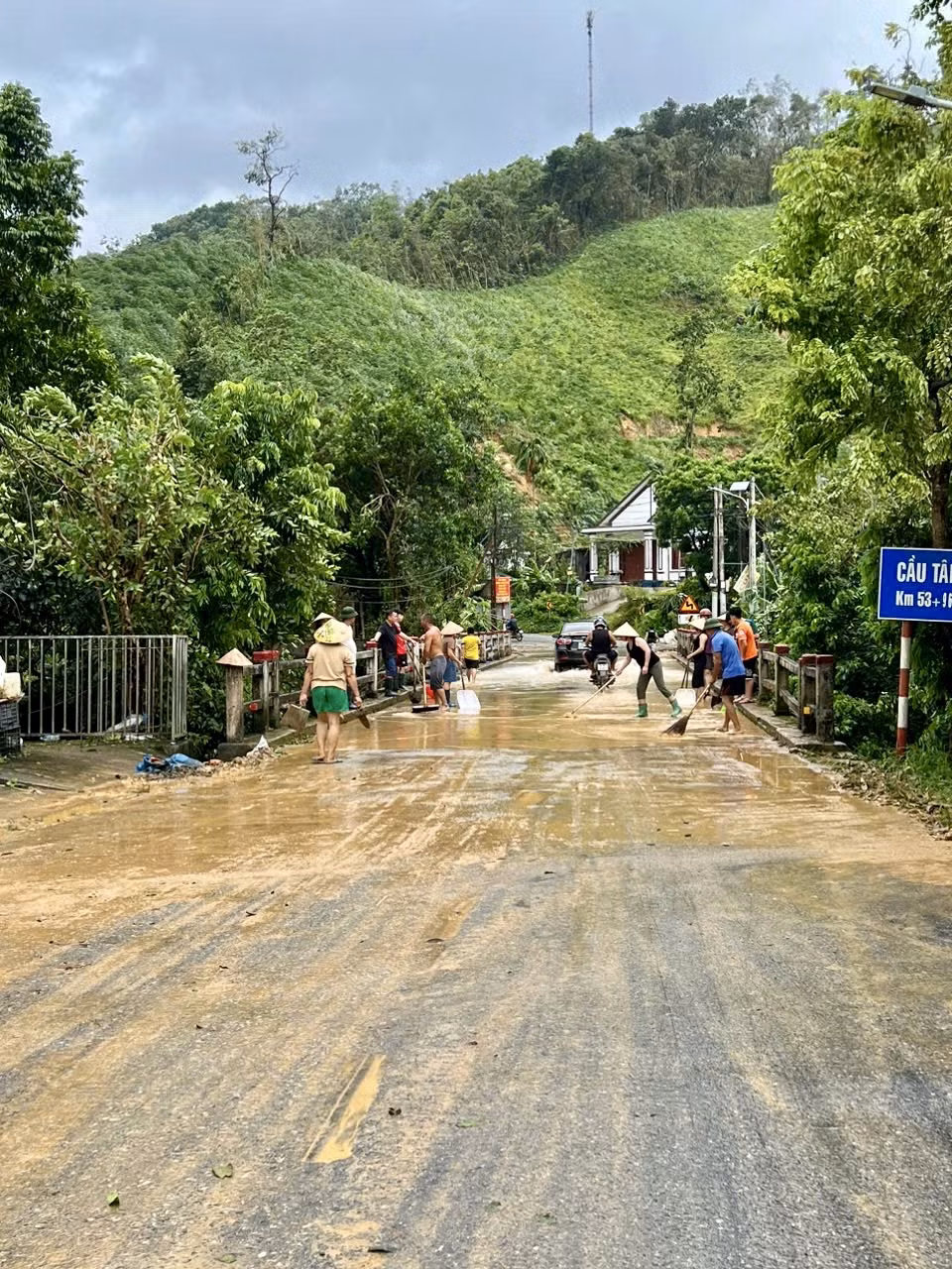 Ha Long city: Authorities, residents pitch in to clean up typhoon damage ảnh 7 Ha Long city: Authorities, residents pitch in to clean up typhoon damage ảnh 7
