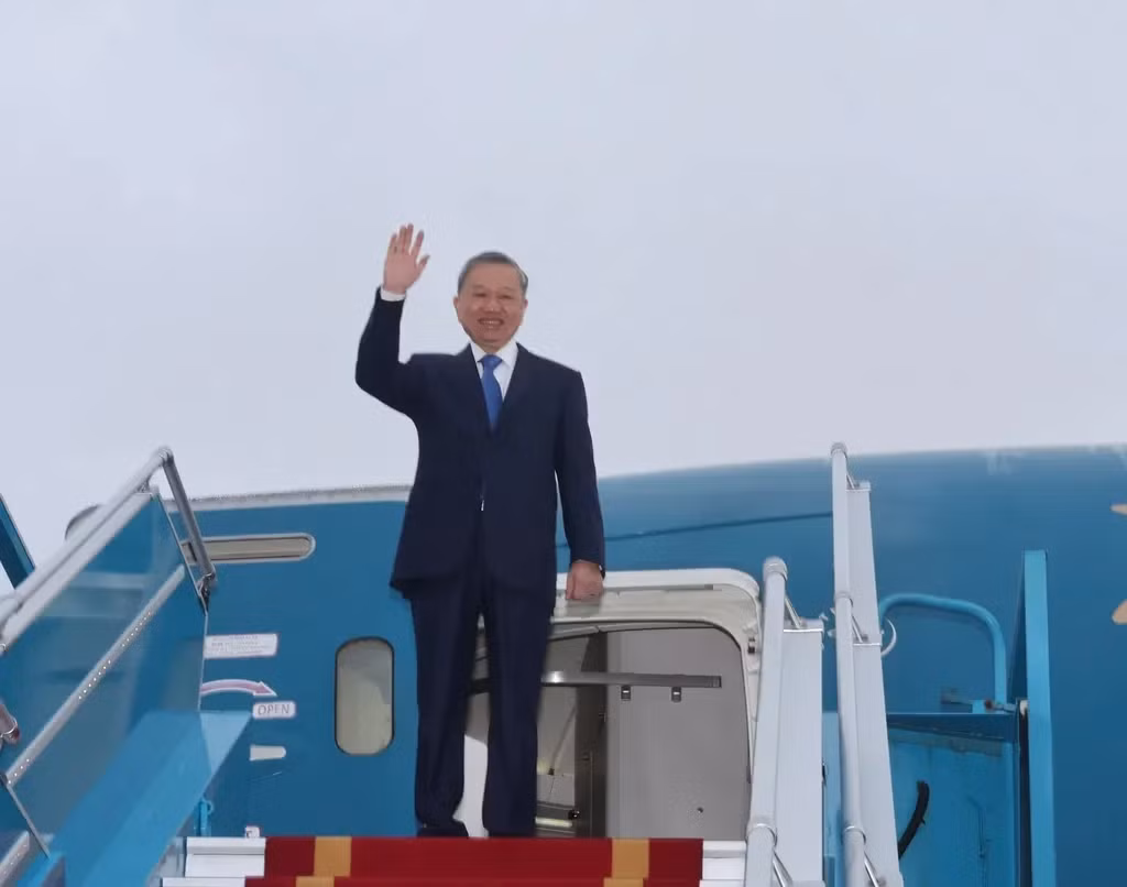 Party General Secretary and State President Tô Lâm leaves Hà Nội for state visits to Mongolia, Ireland, attendance at the 19th Francophonie Summit and an official visit to France from September 30 to October 7. — VNA/VNS Photo Trí Dũng