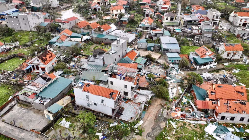 Ha Long city: Authorities, residents pitch in to clean up typhoon damage ảnh 3 Ha Long city: Authorities, residents pitch in to clean up typhoon damage ảnh 3