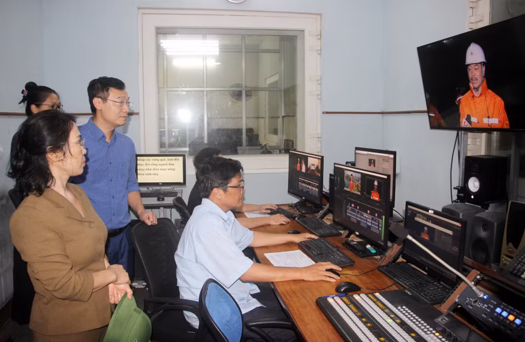 She encouraged the staff and technical workers producing television programs.