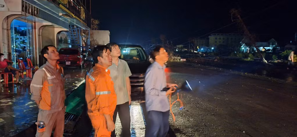 EVN staff and employees tried hard to reconnect power.