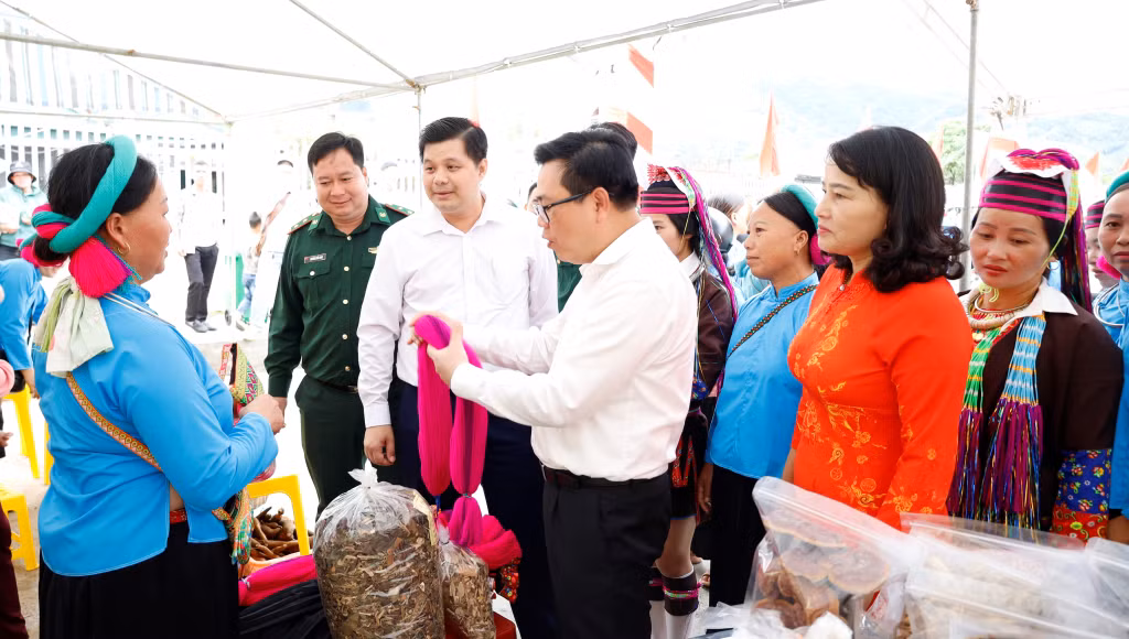 Lãnh đạo TP Móng Cái tham quan các gian hàng bày bán các sản phẩm đặc trưng tại Chợ phiên Pò Hèn.