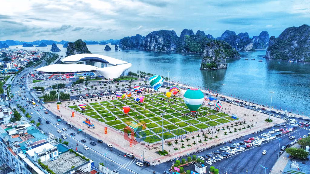 The picturesque beauty of the central square lying on the bank of the world heritage.