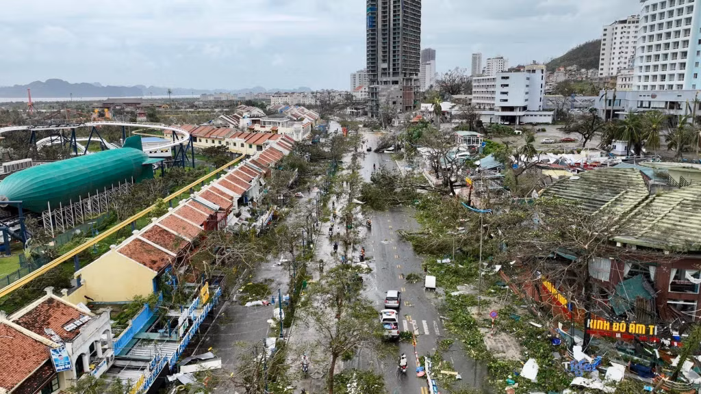 Bai Chay tourist area was affected by the storm