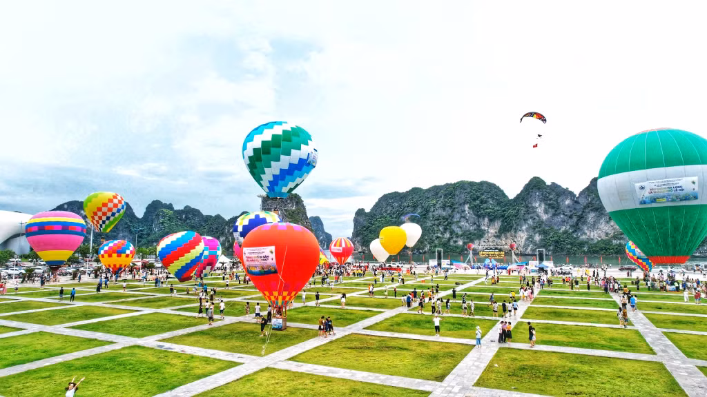 Hot-air balloon festival 2024 opens in Ha Long city ảnh 18
