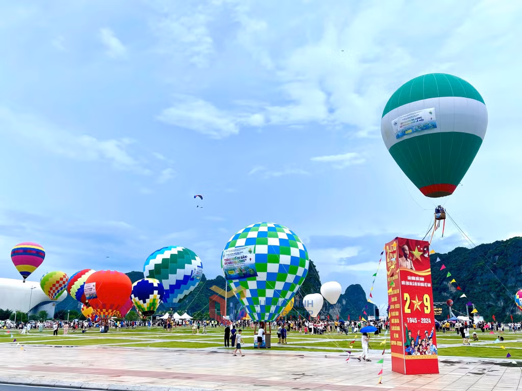 Hot-air balloon festival 2024 opens in Ha Long city ảnh 16