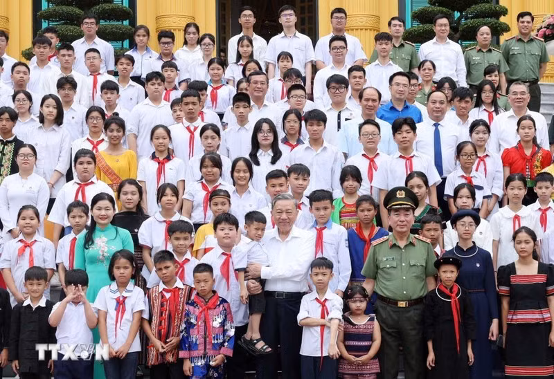 Party General Secretary and State President To Lam meets with students who gained outstanding academic results in the 2023-2024 academic year (Photo: VNA)