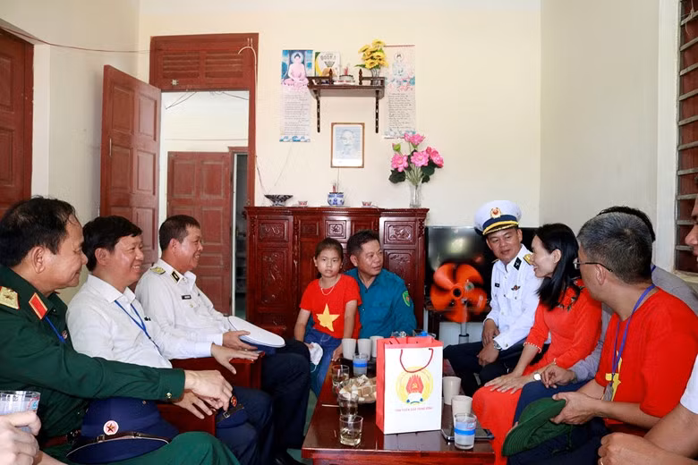 The delegates talked with Song Tu Tay islanders.