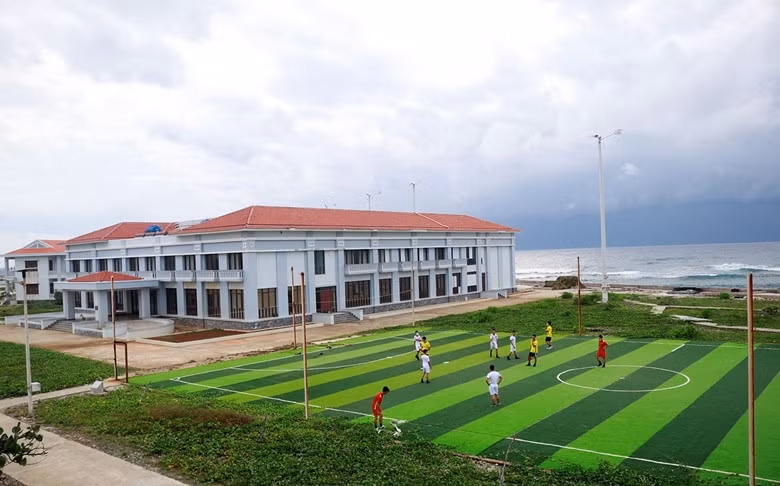 Cadres and soldiers play sports on the island.