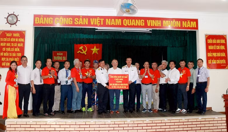 Overseas Vietnamese community presented over VND2 billion to soldiers and people on Spratly Islands.