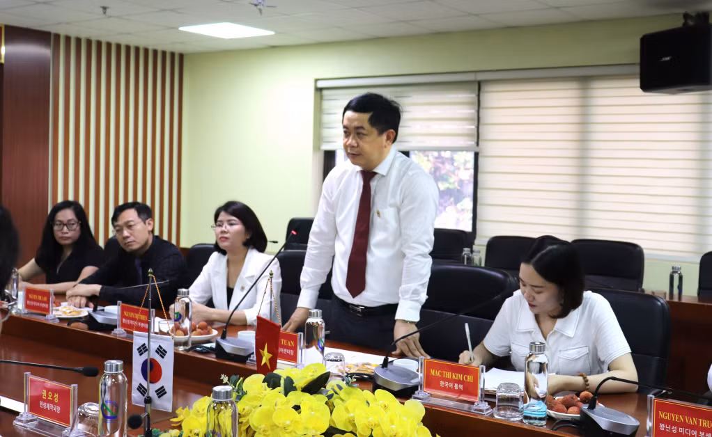 Giám đốc Trung tâm truyền thông tỉnh Quảng Ninh Mai Vũ Tuấn giới thiệu về các hoạt động của Trung tâm.