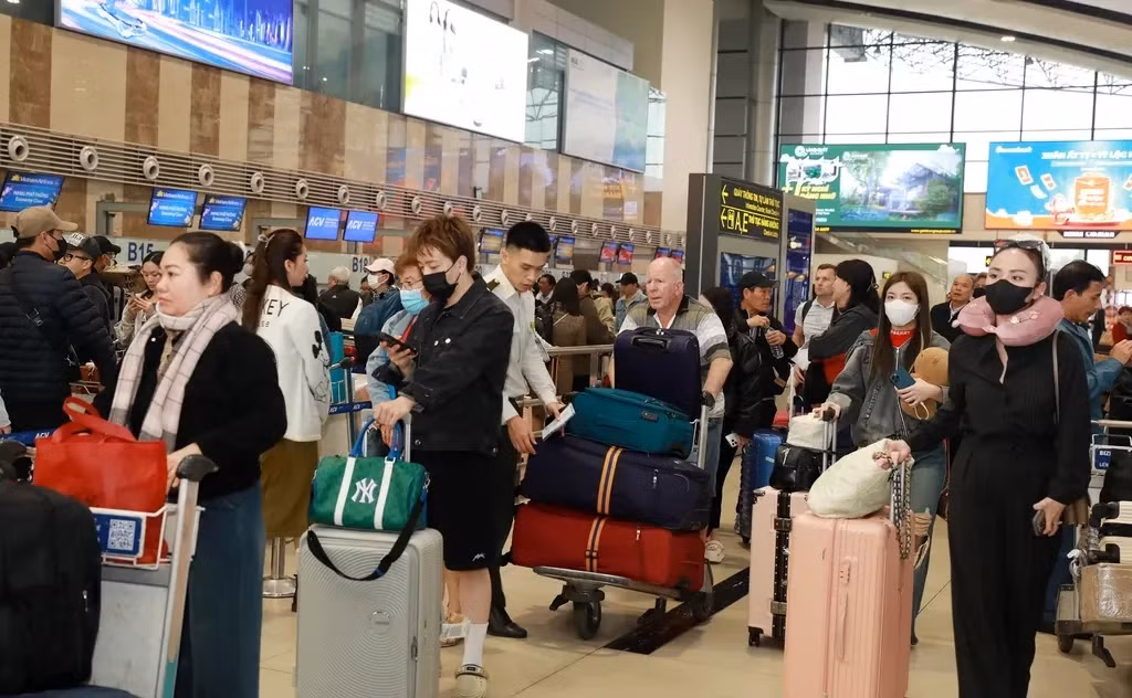 Passengers wait for check-in at the Nội Bài International Airport. The aviation industry is witnessing strong post-pandemic recovery with double-digit growth in the number of passengers and cargo traffic this year. — VNA/VNS Photo Huy Hùng