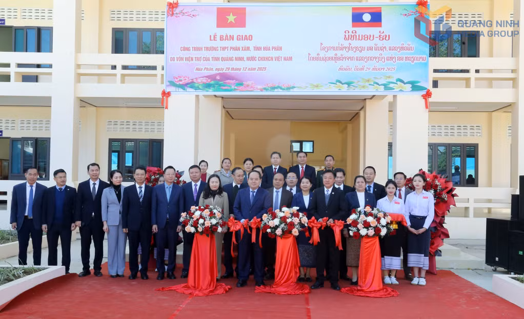 Đồng chí Quản Minh Cường, Bí thư Tỉnh ủy, Trưởng Đoàn ĐBQH tỉnh Quảng Ninh và đồng chí Phút-phăn Kẹo-vông-xay, Bí thư Tỉnh uỷ tỉnh Hủa Phăn cắt băng bàn giao Trường THPT Phăn Xăm.
