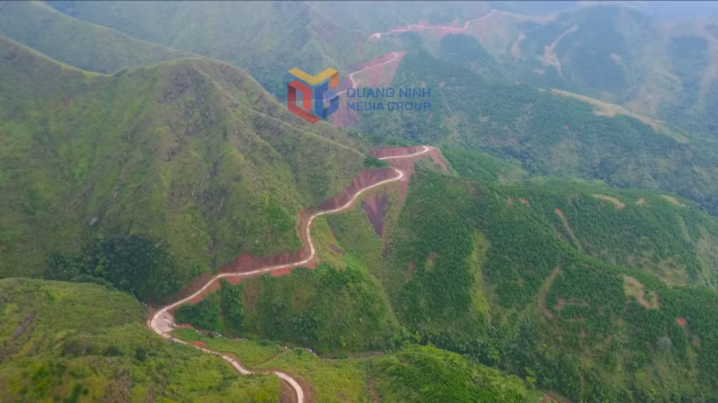 Những cung đường hùng vĩ, uốn lượn mang vẻ đẹp rất riêng trong tiết trời se lạnh cuối năm của miền Đông Bắc Quảng Ninh