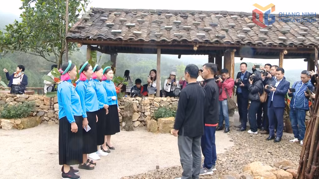 Visitors enjoy traditional singing performances by the Tay ethnic community in Dien Xa commune.