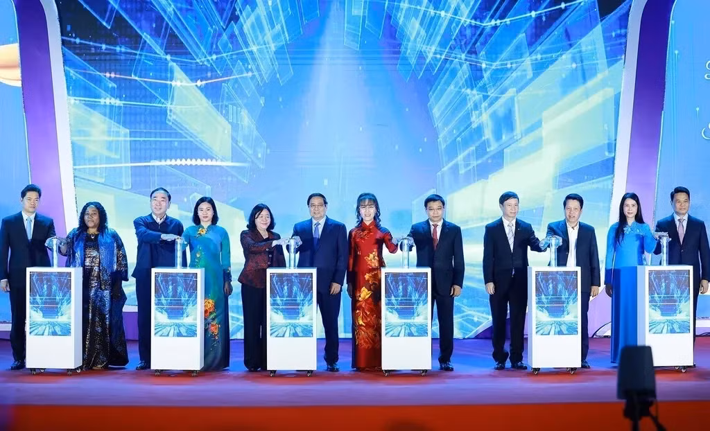 Prime Minister Phạm Minh Chính and delegates press the button to officially launch the Government’s project “Supporting Women’s Startups for 2026–2035." — VNA/VNS Photo Dương Giang