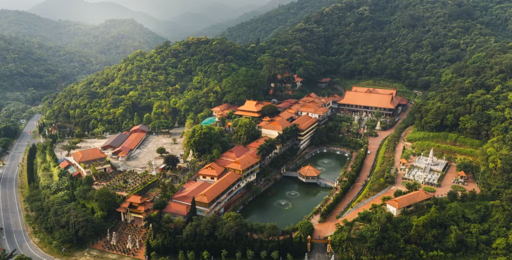 Chùa Lân, còn gọi thiền viện Trúc Lâm Yên Tử hay Long Động, tọa lạc trên một quả núi giống hình con Kỳ Lân nằm phủ phục, ở cửa ngõ vào khu trung tâm chùa tháp ở Yên Tử.