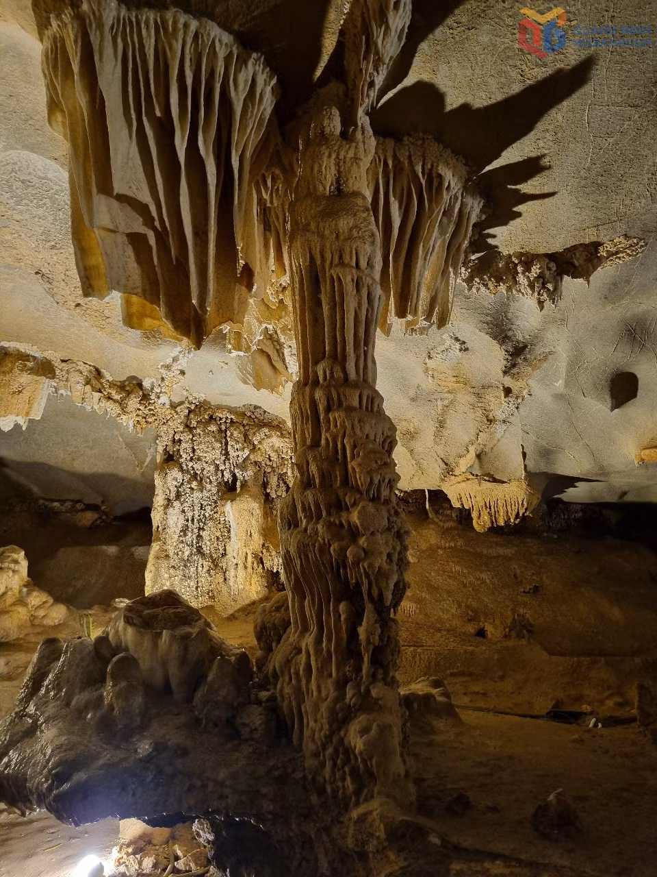 Unique stalactite formations inside Co cave, sculpted by nature over millions of years, create a quiet, enchanting beauty that invites visitors to pause and admire the bay’s hidden wonders.