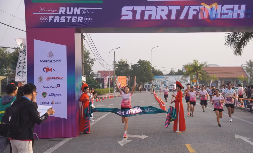 A 12-year-old amateur runner finishes first in the women’s 5km event.