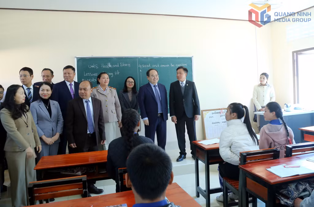 Đồng chí Bí thư Tỉnh ủy cùng đoàn đại biểu tỉnh Quảng Ninh tham quan các phòng học.