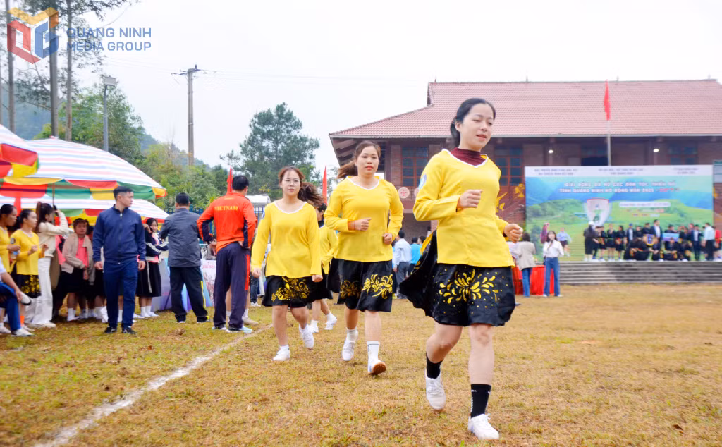 The female players from the Hoa An team (Tuyen Quang).